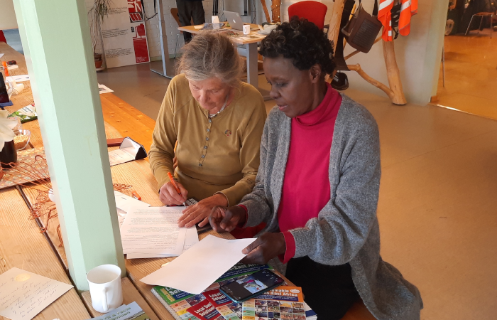 Jane Kruse (left), director of Nordic Folkecenter and Ruth Kiwanuka, CEO of JEEP Folkecenter sign the collaboration agreement